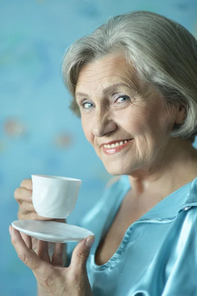 Donna anziana con coppa — Foto Stock