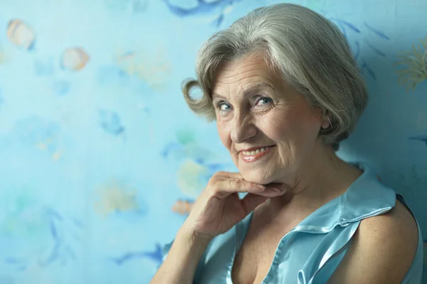 Portrét usměvavé starší ženy — Stock fotografie