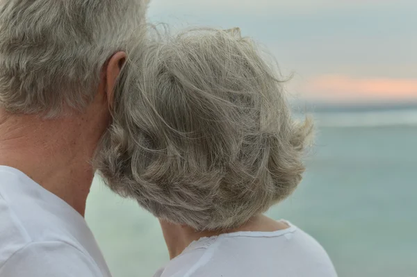 Seniorenpaar schaut aufs Meer — Stockfoto