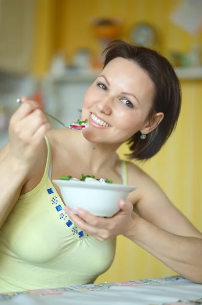 Kobieta jedząca sałatkę — Zdjęcie stockowe