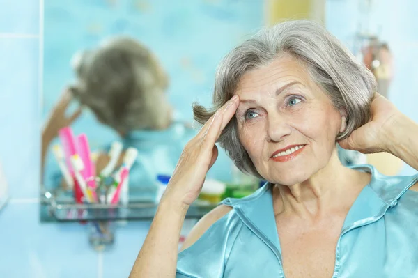 Nette Frau im Badezimmer — Stockfoto