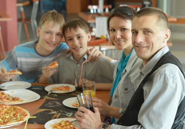 Familjeätande pizza — Stockfoto