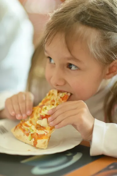 Bambina che mangia pizza — Foto Stock