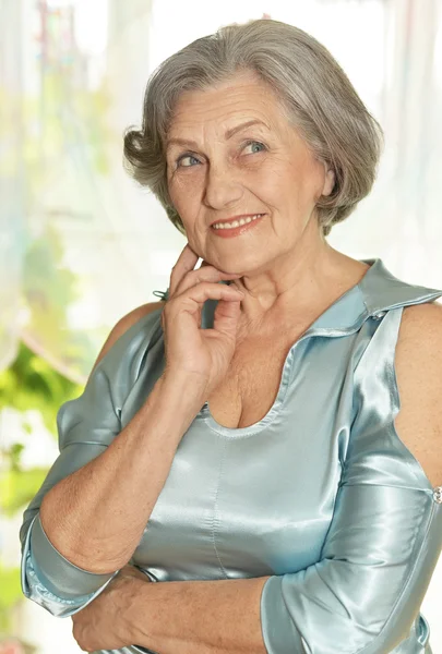 Retrato de una mujer mayor — Foto de Stock