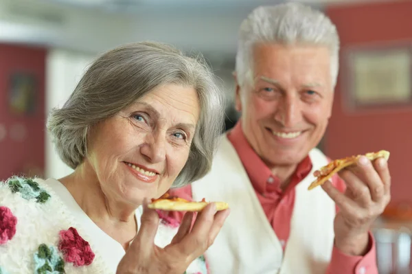 Пара пожилых людей ест пиццу — стоковое фото