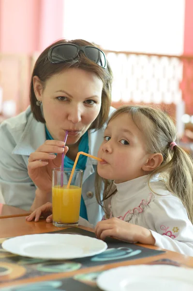 Madre e hija bebiendo — Foto de Stock