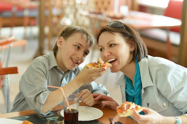 Mãe e menino com pizza — Fotografia de Stock