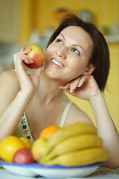 Kvinna äta frukter — Stockfoto