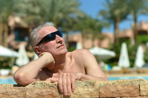 Hombre mayor en la playa — Foto de Stock