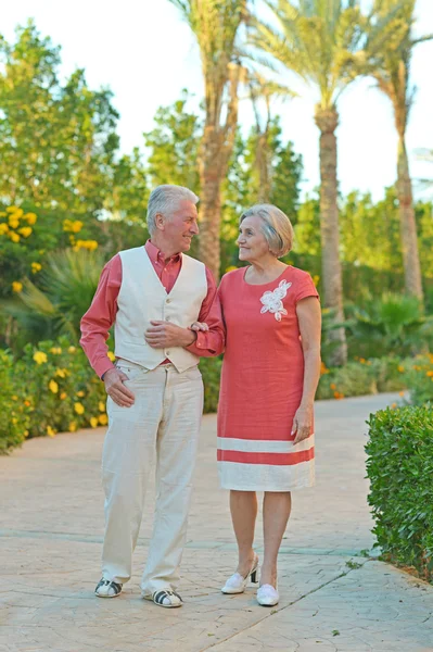 Senior koppel in het resort — Stockfoto