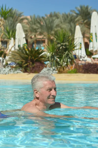 Senior man in zwembad — Stockfoto