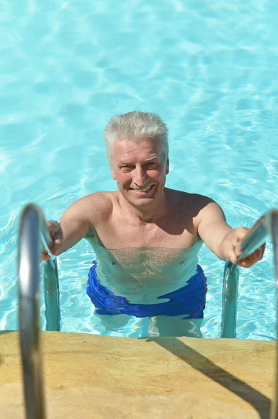 Homem idoso na piscina — Fotografia de Stock