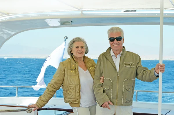Seniorenpaar macht Bootsfahrt — Stockfoto