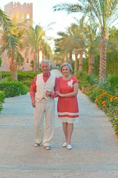 Äldre par på resort — Stockfoto