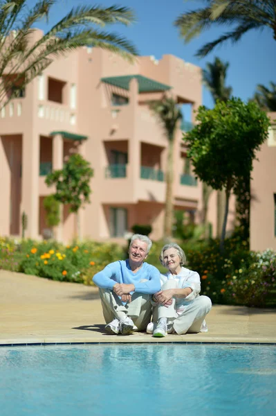 Пожилая пара в бассейне — стоковое фото