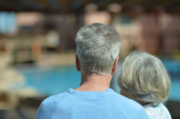 Elderly couple at pool — Stock Photo, Image