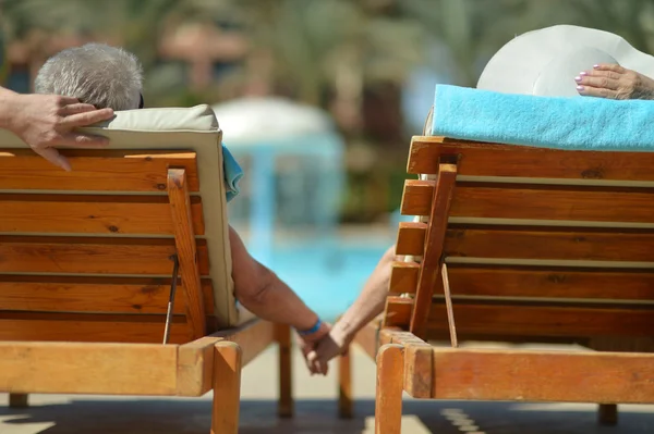 Elderly couple at pool — Stock Photo, Image