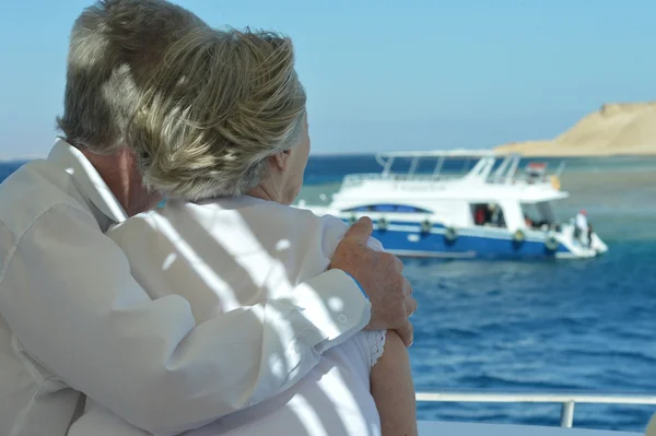 Casal sênior ter passeio de barco — Fotografia de Stock