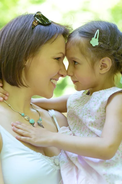 Madre con su hija —  Fotos de Stock