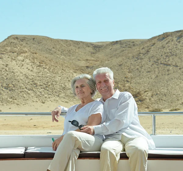 Couple aîné faisant une promenade en bateau — Photo