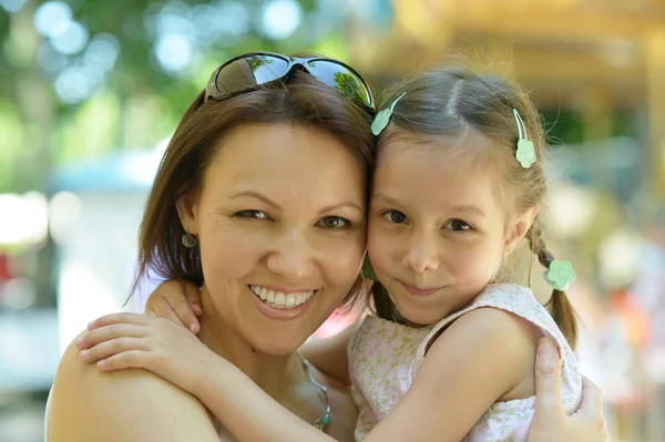 Madre con su hija —  Fotos de Stock