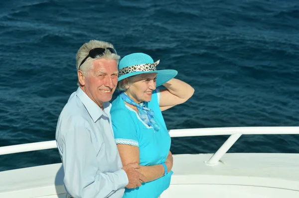 Pareja mayor teniendo paseo en barco — Foto de Stock