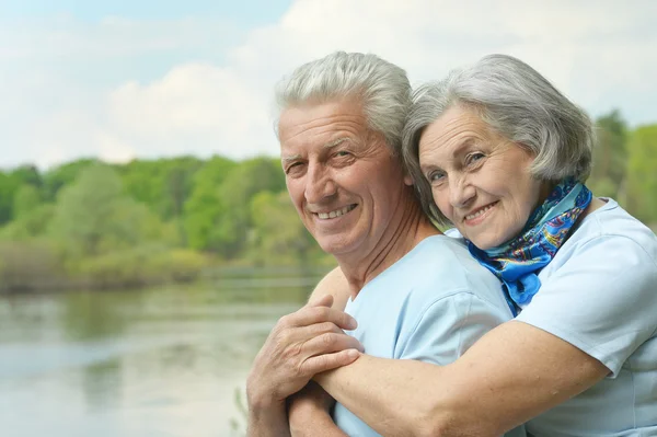 湖の近くの高齢者のカップル — ストック写真
