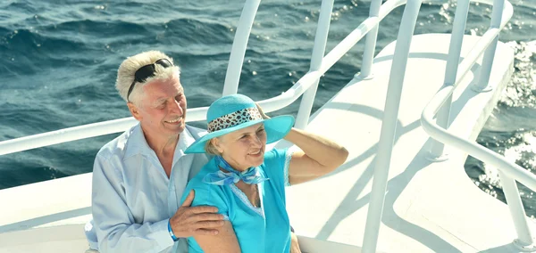 Seniorenpaar macht Bootsfahrt — Stockfoto