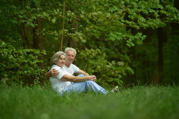 Homme et femme assis dans la forêt — Photo