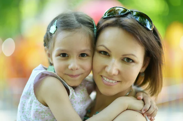 Madre con su hija —  Fotos de Stock