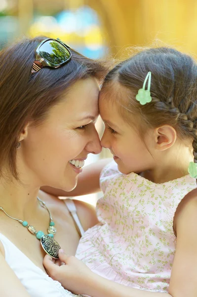 Moeder met haar dochter — Stockfoto