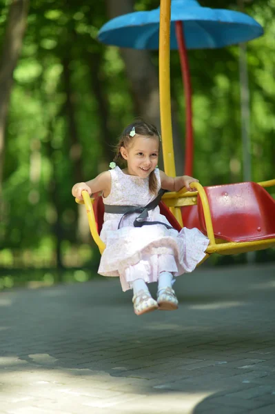 Retrato de niña en el patio de recreo —  Fotos de Stock