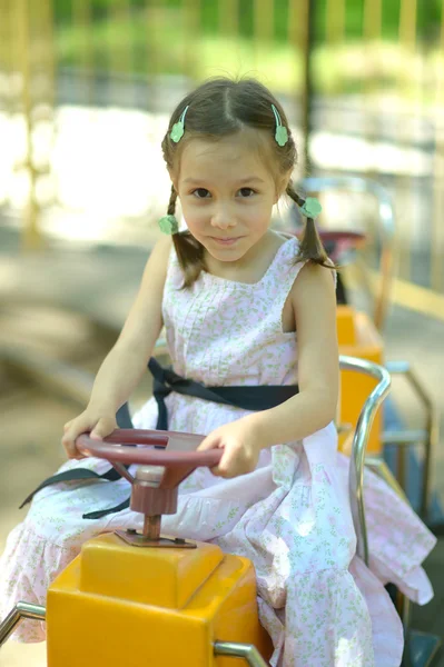 Portret dziewczyny na plac zabaw dla dzieci — Zdjęcie stockowe