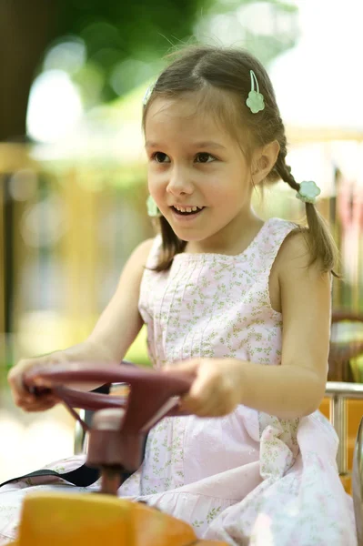 Porträtt av flicka på lekplats — Stockfoto