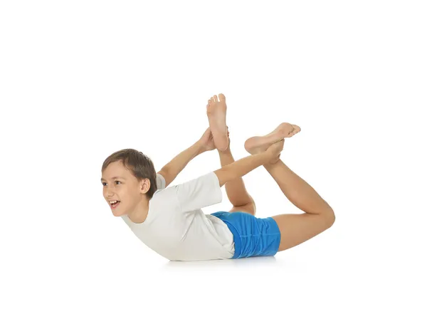 Jovem menino exercitando — Fotografia de Stock