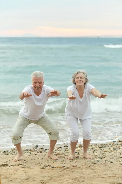 Para starszych na plaży — Zdjęcie stockowe