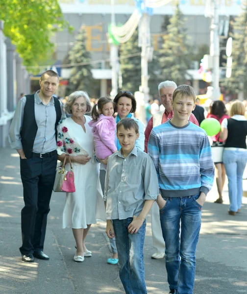 Familie in town — Stockfoto