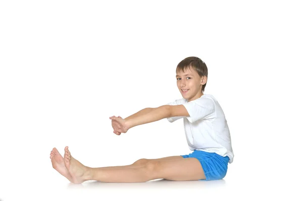 Pojke utövar yoga — Stockfoto