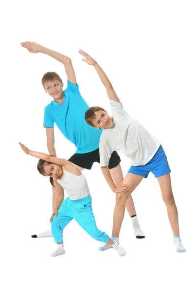 Dois meninos e menina exercitando — Fotografia de Stock