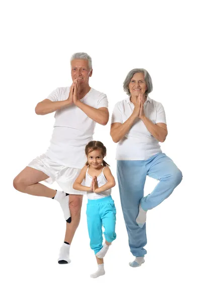 Abuelos haciendo ejercicio con una niña — Foto de Stock