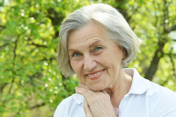 Senior kvinna i parken — Stockfoto