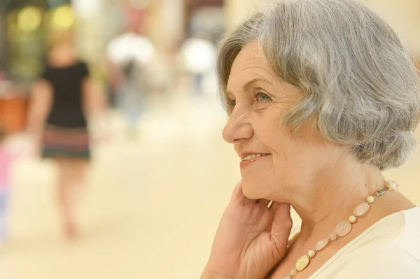 Donna anziana nel centro commerciale — Foto Stock