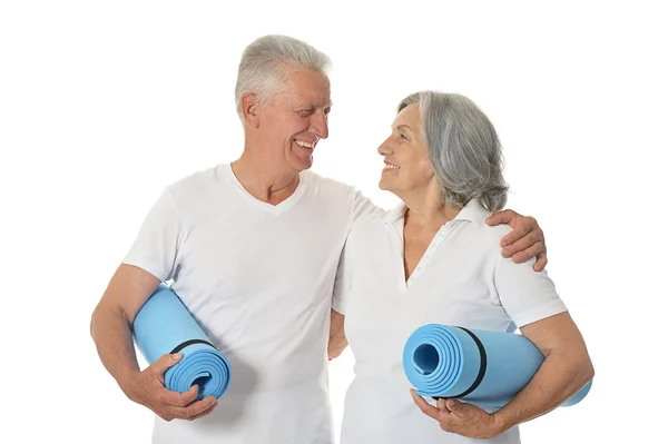 Coppia senior con stuoie fitness — Foto Stock