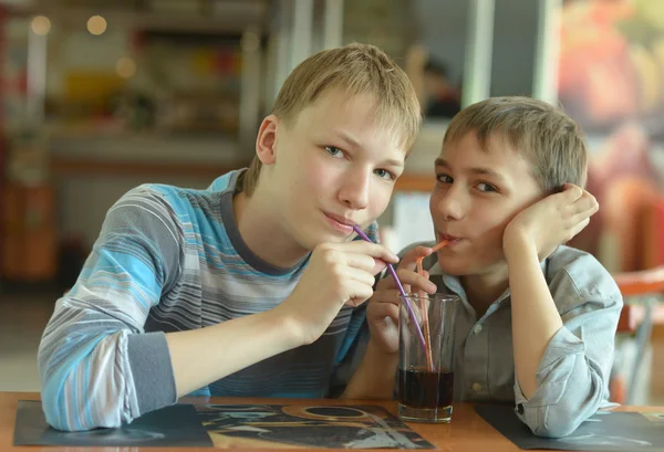 Zwei Jungen trinken Koks — Stockfoto