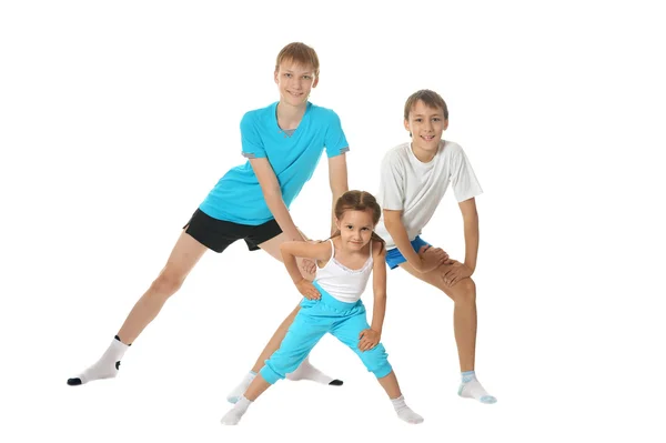 Zwei Jungen und Mädchen beim Turnen — Stockfoto
