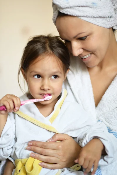 Maman et fille se brossant les dents — Photo