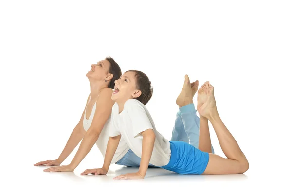 Madre e hijo haciendo ejercicio — Foto de Stock