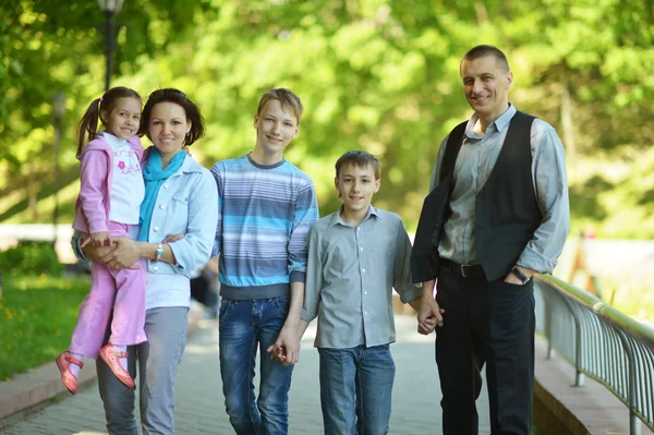 Familj promenader i parken — Stockfoto
