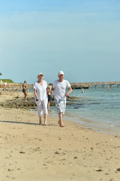 Seniorenpaar am Strand — Stockfoto