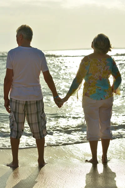 Couple aîné sur la plage — Photo